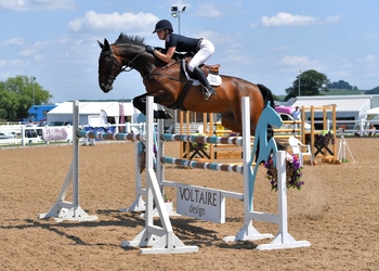 Charlotte Arnold scoops the Lord & Lady Equestrian Senior Newcomers Second Round at Arena UK